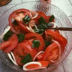 tomaatti-sipulisalaatti