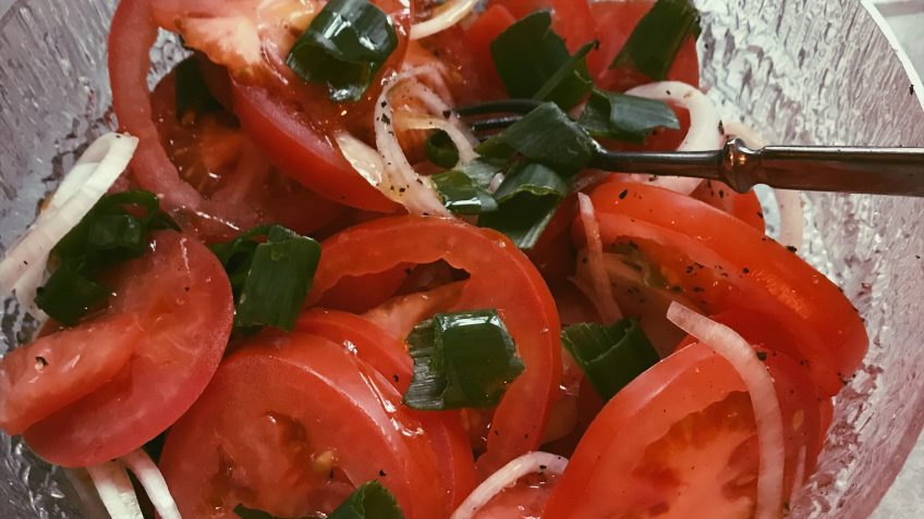 tomaatti-sipulisalaatti